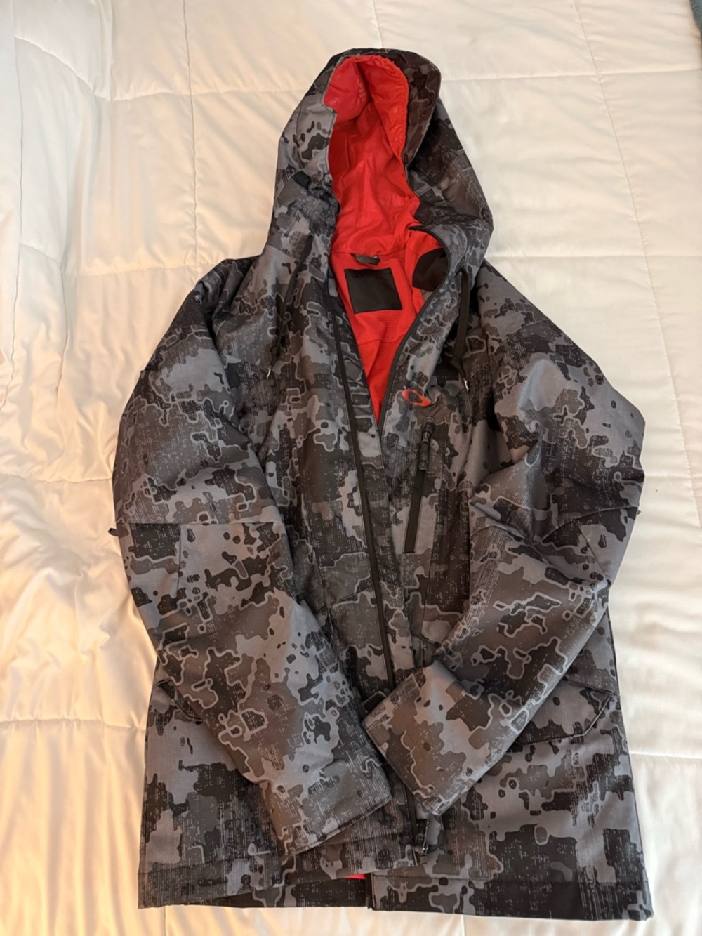 Oakley Ski/Snowboard Set Jacket + Pants + Belt + Socks, Gray Camo Men’s M/L
